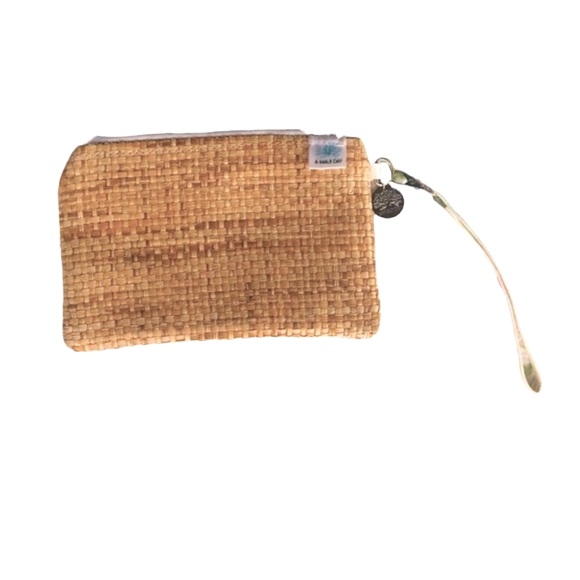 A Maui Day Raffia and Cotton Wristlet or Clutch Gold with White Coral He… - Picture 3 of 7